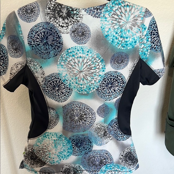 Premier Fitted Blue and Black Scrub Top - Picture 4 of 4